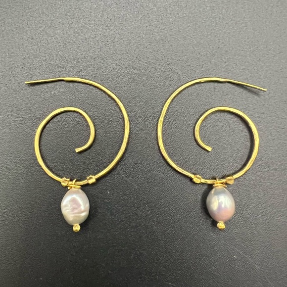 Jewelry - Gold Tone Spiral Pearl Earrings